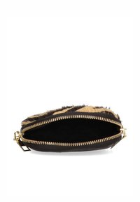 Bolso con cremallera en cuero negro con detalle de pelo de animal. El interior está forrado en tela negra. Presenta herrajes dorados y un perfil plano.