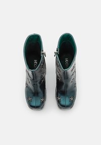 Koi Footwear DREAMS OF MOONCRAFT TEAL BOOTS - Gležnjače s platformom - teal
