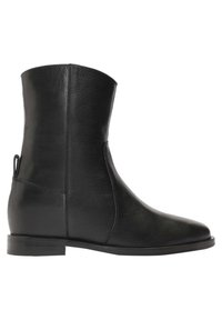 Bottine en cuir noir avec une texture lisse, un bout arrondi et un petit talon plat. Dispose d'une fermeture éclair et de détails de couture subtils.