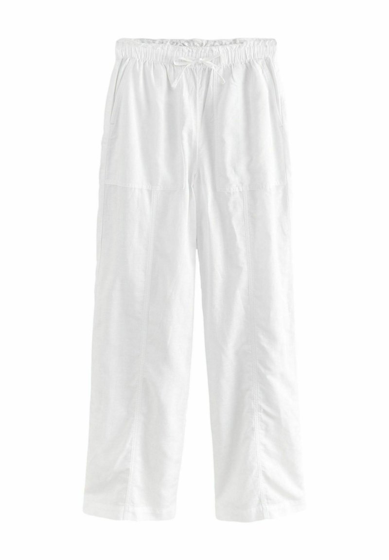 Pantalones de lino blancos con cintura elástica y cordón. Presentan bolsillos laterales y un corte relajado con piernas amplias y costuras visibles.