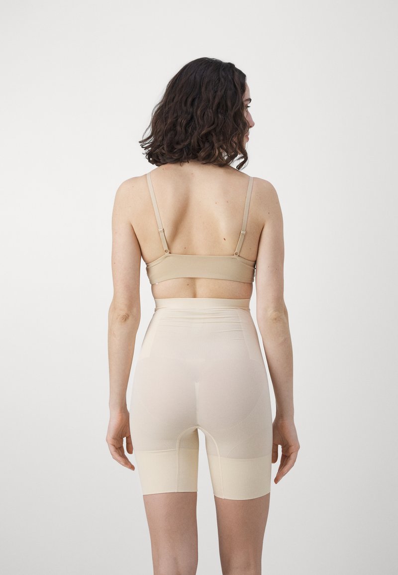 Mulatto mushak ayol Korshapalak bilan eshakda