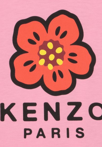 Rode gestileerde bloem met gele kern en zwarte zaden boven vetgedrukte zwarte tekst "KENZO" en kleinere "PARIS" op een roze achtergrond.