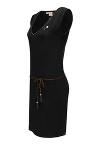 Ärmlös svart knälång klänning med V-ringning, dekorativ sömnad, två små nålar nära halsringningen och ett flätat bälte med tofsar.