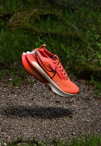 Nike Performance ZOOMX ZEGAMA 2 - Løpesko for mark - hyper crimson/dark team red/glacier blue/sail
