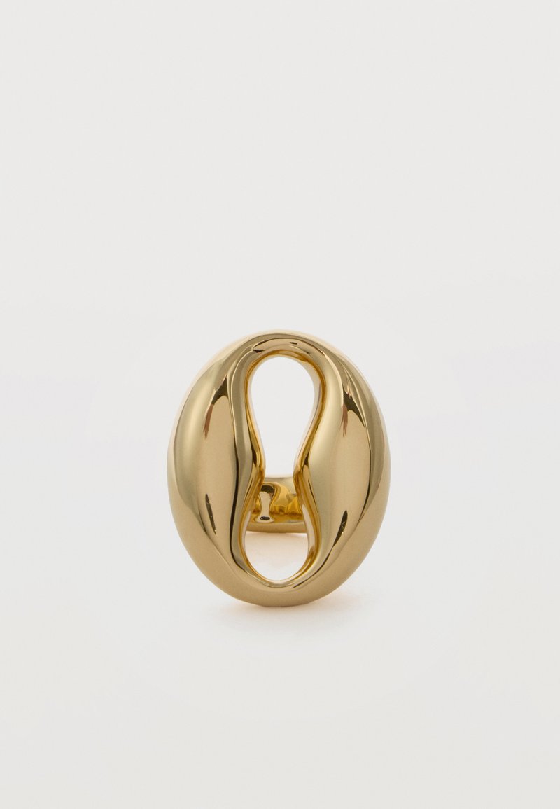 Λαμπερό χρυσό οβάλ δαχτυλίδι με κεντρικό κομμάτι σε σχήμα κοίλου, επιμηκυμένου σταγόνας, σε απλό λευκό φόντο.