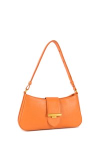 Oranje nepleren handtas met een gebogen vorm, een vlakke sluiting en goudkleurige hardware. Inclusief een lange, verstelbare schouderriem.