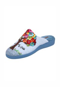Zapatilla tipo mule con parte superior texturizada en gris, decorada con apliques de flores coloridas y un diseño de árbol marrón, suela azul y el texto "La Vida".