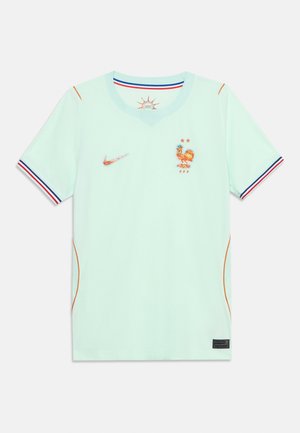 Tricou sport verde deschis Nike cu sigla cocoșului Federației Franceze de Fotbal, margini roșii și albastre pe mâneci și guler, și accente portocalii.