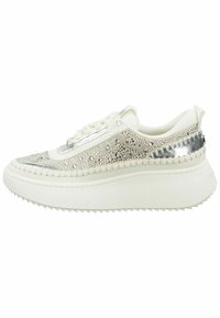 Białe trampki na platformie z textured cholewką, srebrnymi akcentami i osadzonymi rhinestones, okrągłym noskiem oraz zygzakowatą podeszwą.