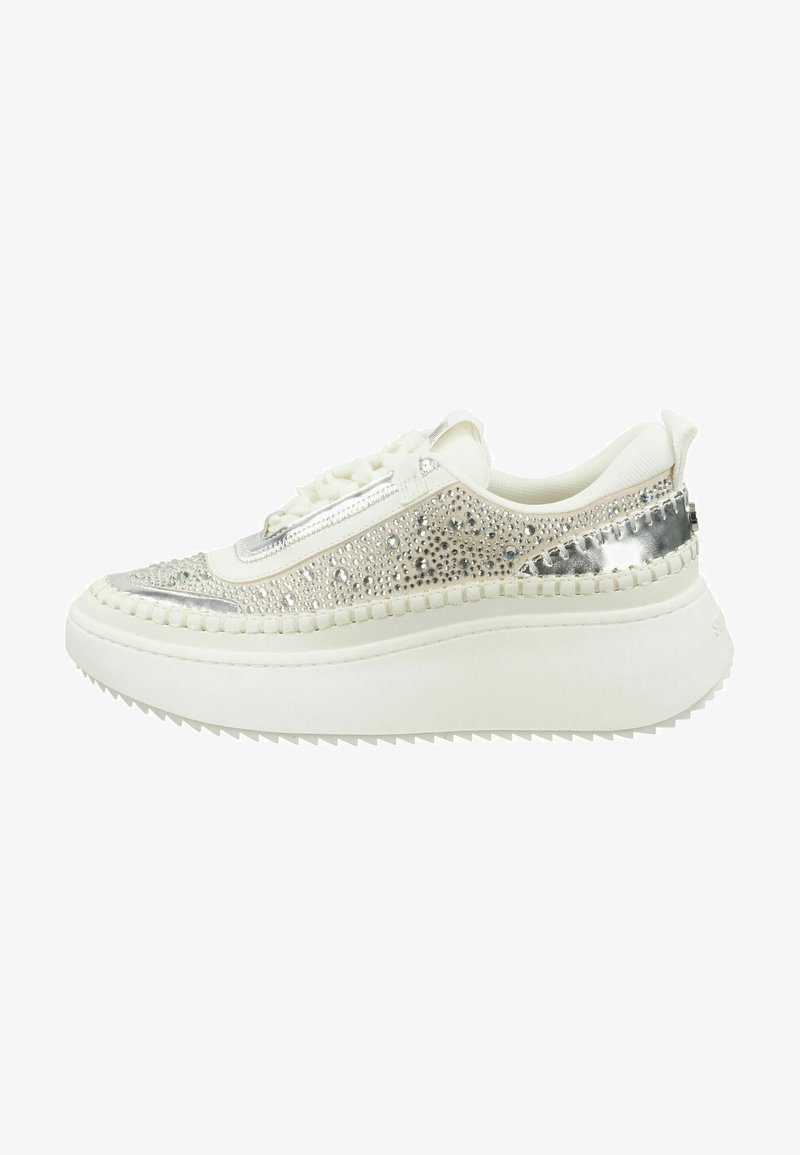 Zapatillas deportivas blancas de plataforma con parte superior texturizada, detalles plateados y strass incrustados, puntera redonda y suela de zigzag.