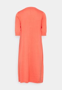 Korallenfarbenes Midikleid aus leichtem Stoff, mit kurzen, puffigen Ärmeln, rundem Ausschnitt und gerader Silhouette mit seitlichen Schlitzen.