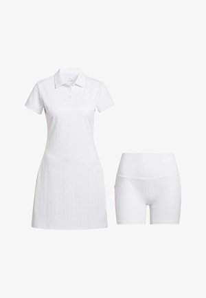 Valkoinen lyhythihainen poolomekko kauluksella ja napeilla, yhdistettynä vastaaviin valkoisiin istuviin shortseihin, molemmat valkoisella taustalla esitettyinä.