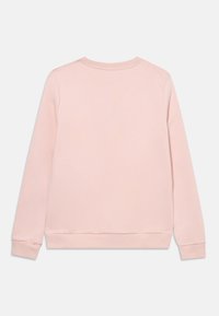 Sudadera rosa con un escote redondeado, mangas largas y puños acanalados. Textura suave con un diseño liso, sin patrones ni acentos visibles.