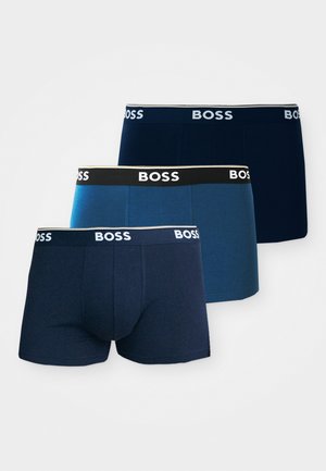 Drei Paare Boxershorts in Dunkelblau- und Blautönen, mit einem schwarzen Bund, der das weiße "BOSS"-Logo zeigt. Aus glattem Baumwollmix.
