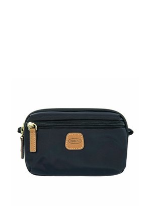 Piccola pochette nera con zip, tasca frontale e dettagli in pelle marrone, con il logo BRIC'S su una toppa cucita.