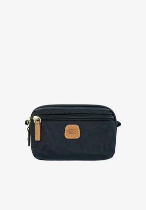 Piccola pochette nera con zip, tasca frontale e dettagli in pelle marrone, con il logo BRIC'S su una toppa cucita.