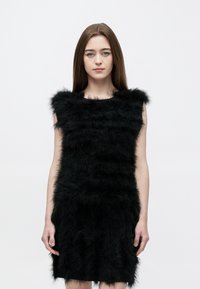 Sort ærmeløs kjole lavet af tekstureret kunstpels, med et lagdelt design og et blødt, fluffy udseende samt en lige pasform.