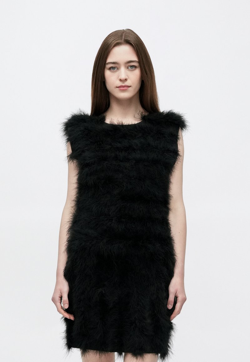 Sort ærmeløs kjole lavet af tekstureret kunstpels, med et lagdelt design og et blødt, fluffy udseende samt en lige pasform.