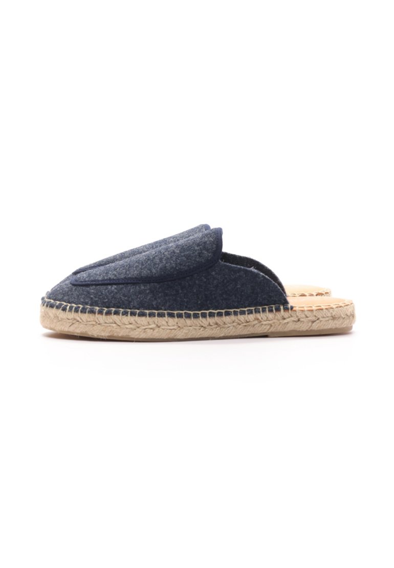 Zapatilla de casa azul marino de fieltro, tipo slip-on, con punta redondeada, solapa delantera elevada y suela de yute trenzado. Diseño minimalista con acentos contrastantes.
