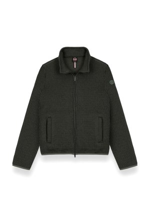Ciemnozielona kurtka zapinana na zamek, o prążkowanej fakturze, z wysokim kołnierzem, dwoma bocznymi kieszeniami i logo na lewym rękawie.