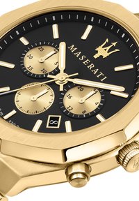 Orologio Maserati con cassa dorata e quadrante nero, tre sottodial, e dettagli texturizzati. Presenta indici delle ore luminosi e una cassa in acciaio inossidabile.