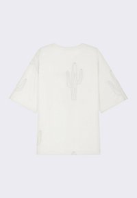 Camiseta de manga corta blanca con patrones sutiles de cactus en gris claro. Fabricada en algodón suave con un corte relajado y cuello redondeado.