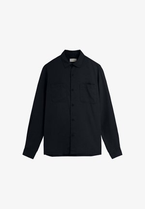 Cămașă neagră cu butoni pe toată lungimea, mâneci lungi, două buzunare pe piept, guler și tiv drept. Fabricată dintr-un material neted, cu o culoare uniformă.