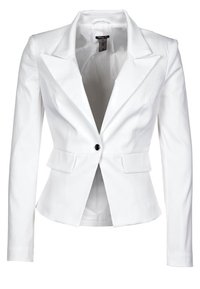 Vit skräddarsydd kavaj med slagkrage, enknappsstängning, två framfickor och strukturerad siluett. Slät, texturerad tyg.