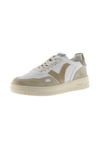 Baskets blanches avec des accents en suède beige, capuchon perforé et semelle texturée. Dotées de lacets plats et d'un logo sur la languette.