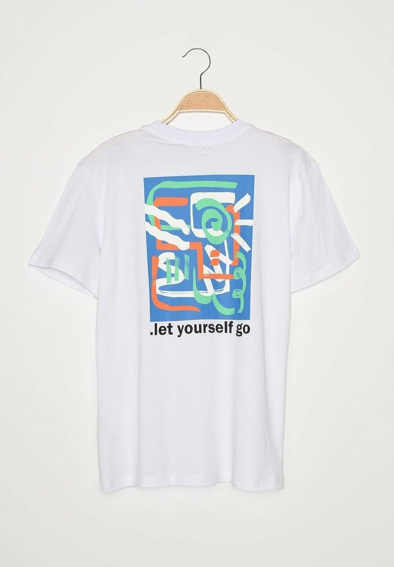 T-shirt en coton blanc avec un graphique abstrait multicolore au dos sur lequel est inscrit le texte "laisser aller" en noir. Manches courtes, coupe décontractée.