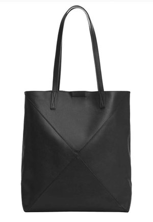 Sac cabas en cuir noir avec longues anses et couture diagonale formant un motif en X sur le devant.