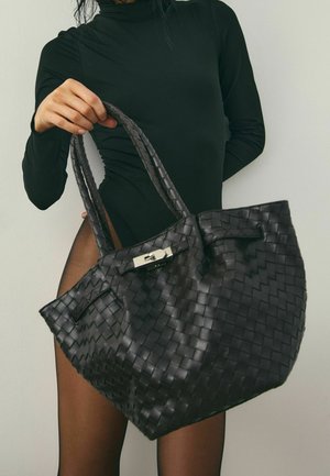 Geantă tote din piele împletită neagră, cu două mânere, accesorii din argint și o formă structurată. Prezintă o suprafață netedă, texturată.