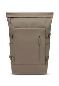 Beige Rolltop-Rucksack mit verstellbaren seitlichen Riemen, einer vorderen Reißverschlusstasche und einem minimalistischen Logo. Hergestellt aus strapazierfähigem Material mit glatter Textur.