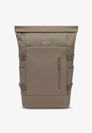 Beige roll-top rugzak met verstelbare zijbanden, een ritszak aan de voorkant en een minimalistisch logo. Gemaakt van duurzaam materiaal met een soepele textuur.