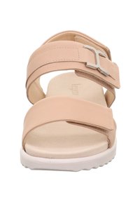 Beige Sandalen mit verstellbaren Riemen, silbernen Hardware-Akzenten und einer gepolsterten Innensohle, ausgestattet mit einer weißen Gummisohle und weichem Material.