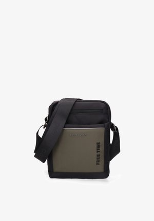 Zwart en olijfgroen crossbodytasje met voorvak, "pierre cardin" logo en tekst "FREE TIME", verstelbare schouderriem.