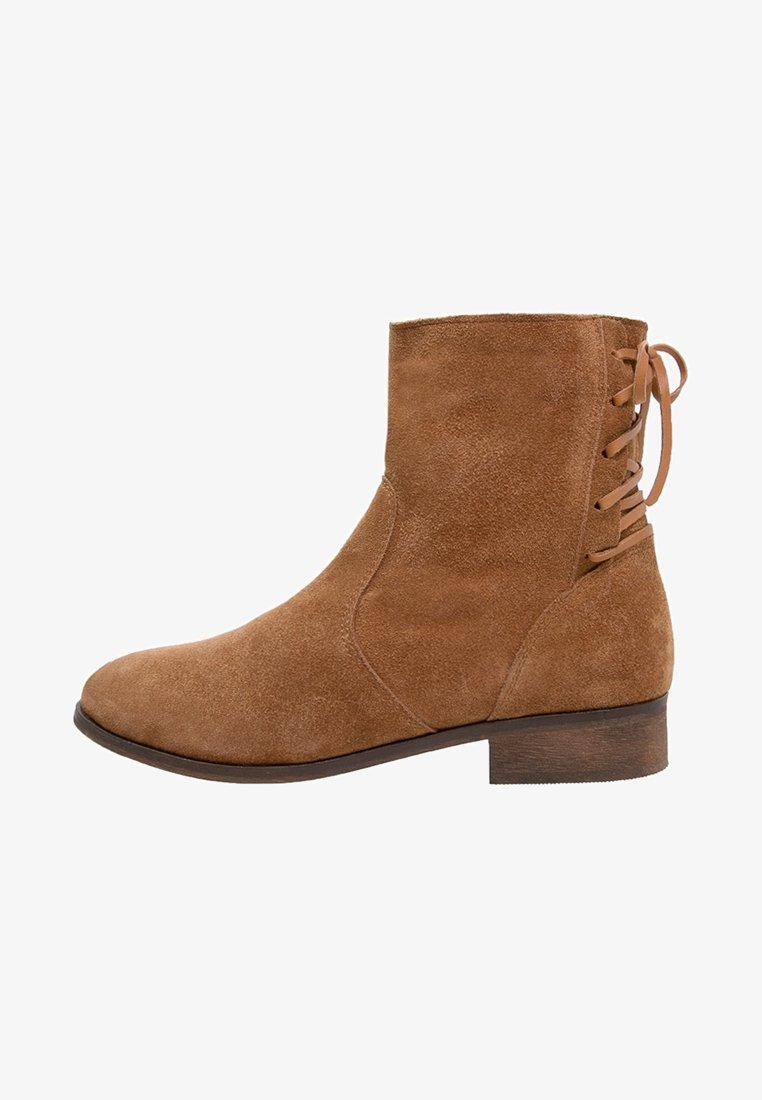 Bottine en daim marron avec petit talon empilé et détail à lacets à l'arrière.