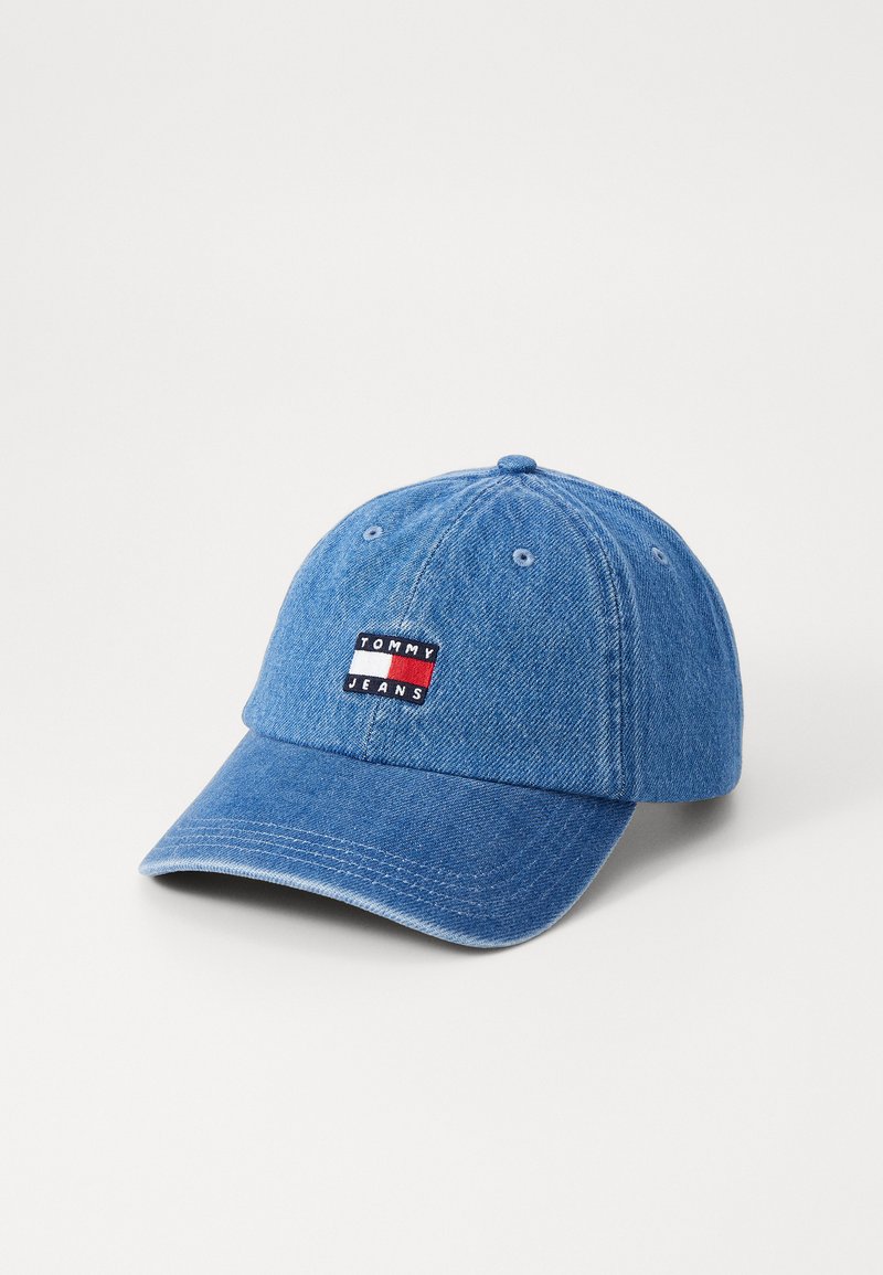Denim mėlyna kepurė su struktūrizuota karūna, linkia nagu ir išsiuvinėta „TOMMY JEANS“ logotipo etiketė raudonos, baltos ir juodos spalvos.