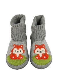 Chaussons pour enfants en tricot gris avec revers repliés, ornés de mignons renards orange assis sur des patchs verts à l'avant.