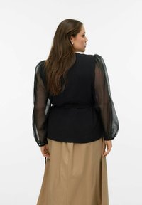 Vero Moda Curve VMCALVA  - Blūze - black