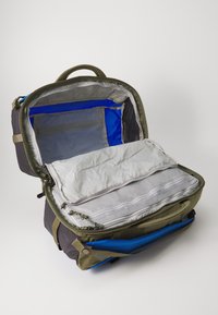 Sac à dos avec un extérieur gris et vert, doté d'un intérieur bleu, de plusieurs compartiments, d'un insert rembourré gris et de détails en maille.