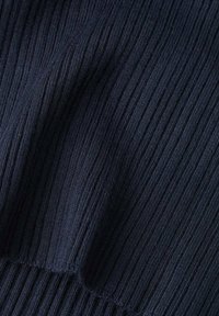 Dunkel marineblaue, gerippte Strickware mit vertikalen strukturierten Linien und dezenten Falten, Nahaufnahme eines weichen Textilmaterials.