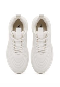 Witte sport sneakers met een gestructureerd mesh bovenwerk, gevoerde kraag, flexibele zool en opvallende stiksels. Voorzien van een aantrekstrip op de hiel.