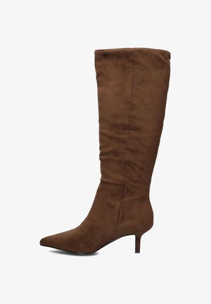 Bottes en suède marron jusqu'au genou avec un bout pointu et un talon kitten de 5 cm. Texture douce avec des détails froncés sur la tige.
