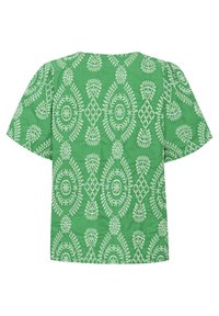 Zaļš krekls ar īsām piedurknēm, kas izrotāts ar sarežģītu balto ziedu izšuvumu simetriskā rakstā visā audumā.