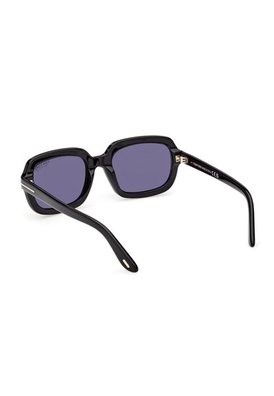 Lunettes de soleil rectangulaires à monture noire avec des verres violet foncé, des branches légèrement courbées et de petits détails argentés sur les charnières et les extrémités des branches.