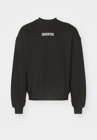 Sudadera negra con mangas largas, cuello y puños de canalé. "JUVENTUS" impreso en blanco en el pecho. Textura de tela suave.