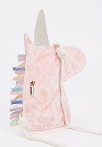 Borsa unicorno in velluto rosa con un corno argento lucido, cerniera laterale e nastri multicolori. Presenta una texture soffice e una tracolla in corda morbida.