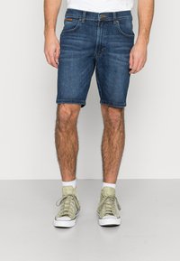 Wrangler TEXAS - Calções de ganga - dark wash