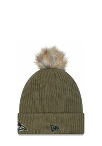 Khakifarbene Strickmütze mit gerippter Textur, ausgestattet mit einem Kunstfell-Pompon oben und einem bestickten Design auf der Vorderseite.